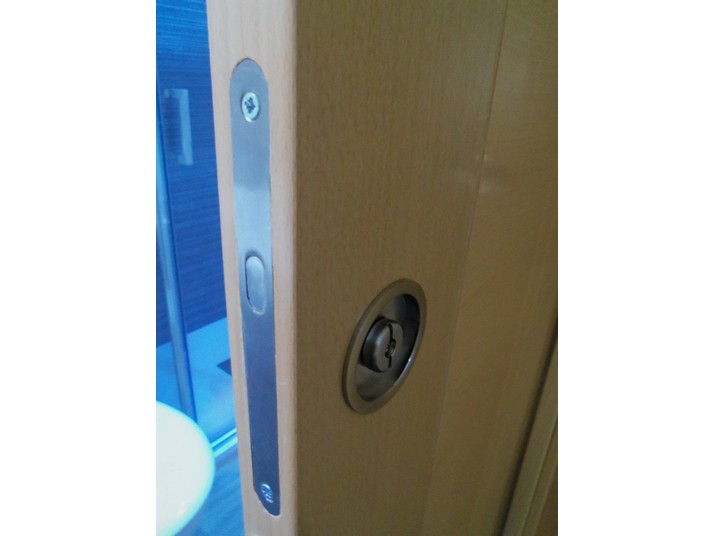 Detalle cerrojo puerta corredera