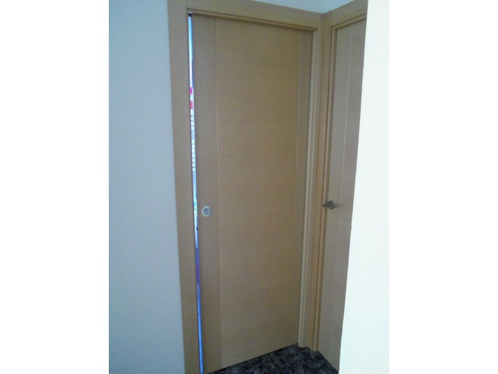 Puerta corredera oculta en haya vaporizada