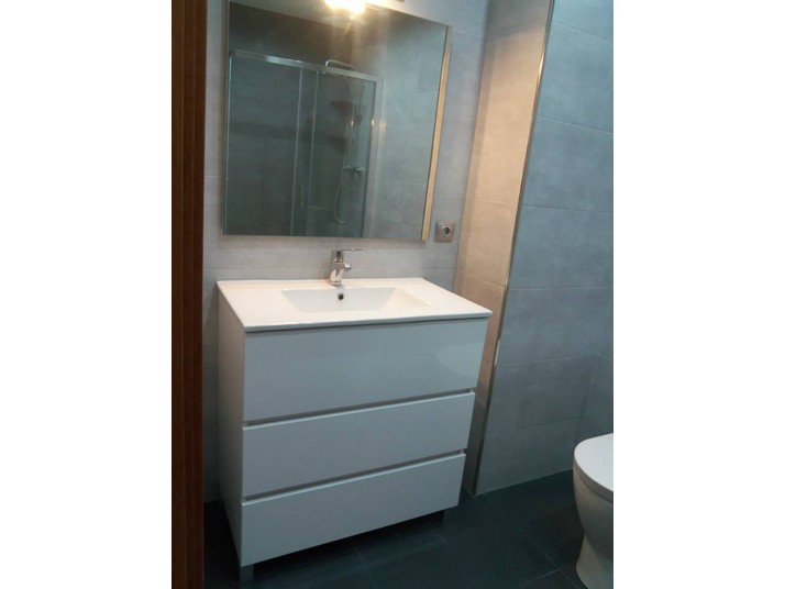 Reforma baño grafito mueble de baño en blanco