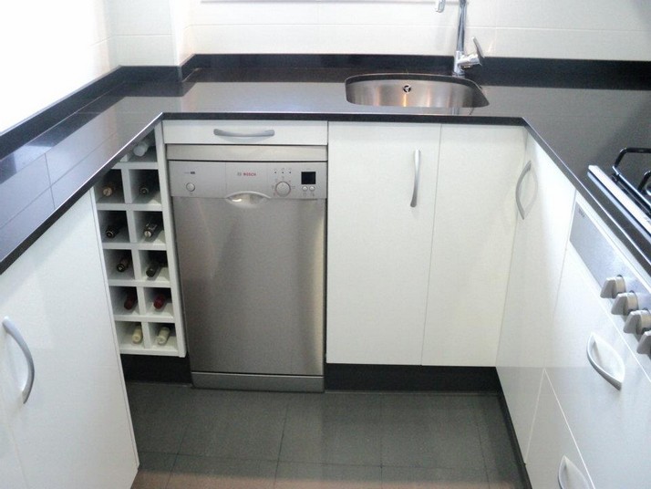 Cocina en forma de u con botellero incorporado para provechar al máximo el espacio