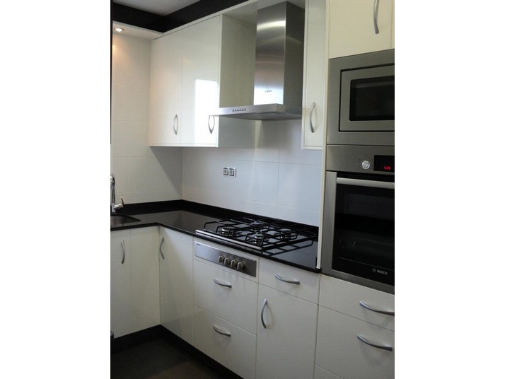 Muebles de cocina en blanco y parte del techo en antracita