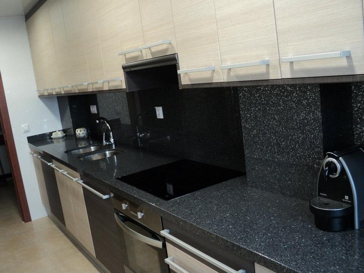 Encimera Silestone carbono y muebles de cocina a medida de roble claro