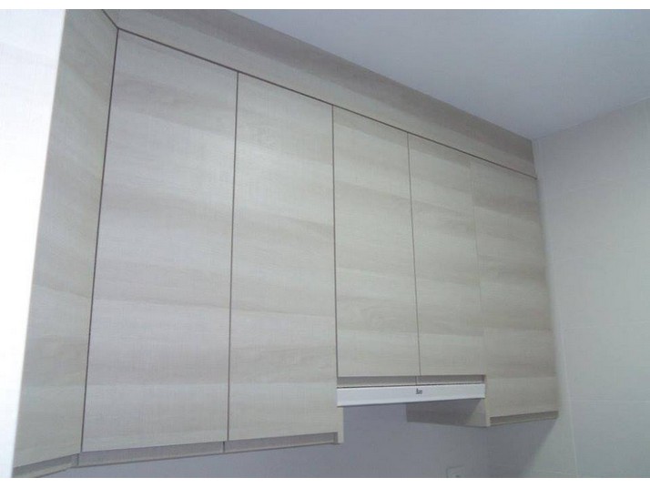 Reforma de cocina nórdica uñero con puertas de veta horizontal y tonalidades grises muy claras