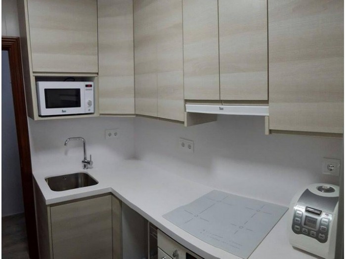 Reforma de cocina nórdica uñero realizada con frontal en Silestone Blanco Zeus.