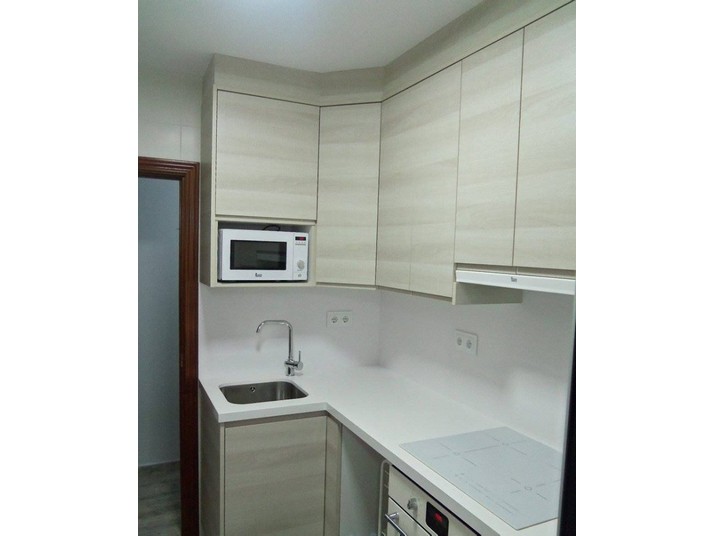 Vista frontal de las puertas de cocina con veta horizontal