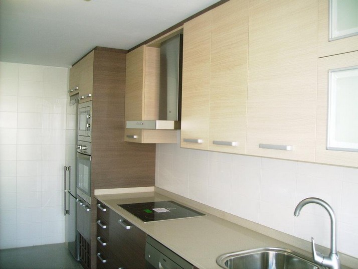 Muebles de cocina altos en roble claro y bajos en roble oscuro