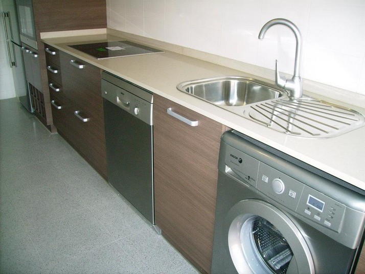 Encimera en silestone beige y muebles en color roble oscuro