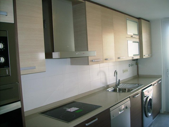 Muebles de cocina altos en roble claro y bajos en roble oscuro